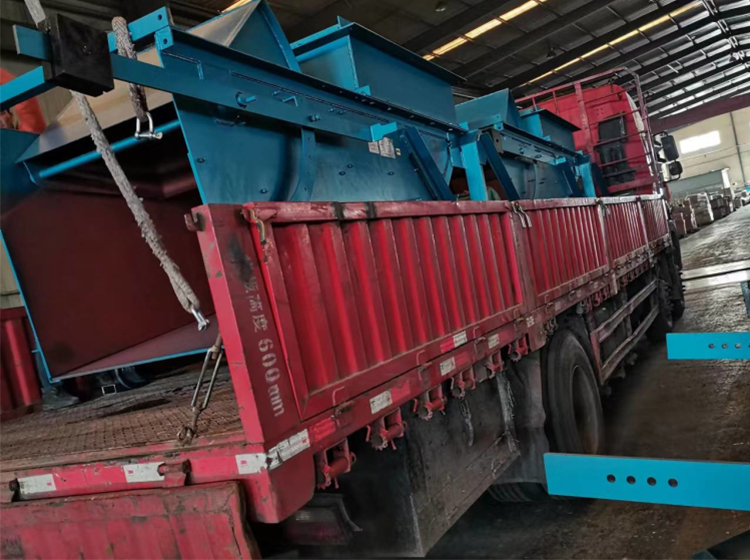 山东矿安重工生产的往复式给煤机装车发货