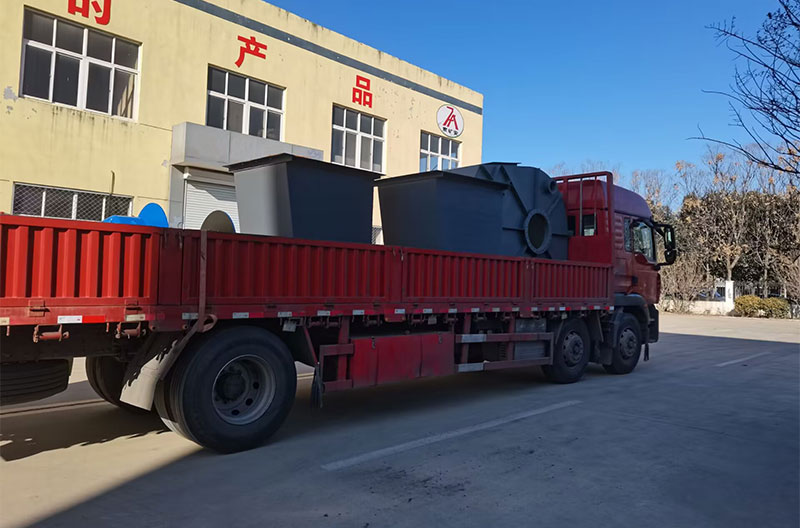 山东矿安重工生产的立井定量斗装置装车发货